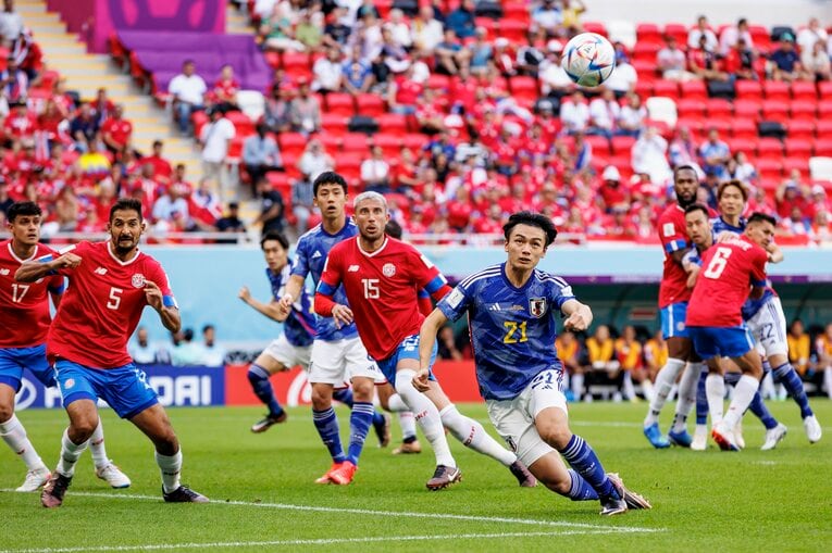 カタールW杯コスタリカ戦、上田のヘディングシュート　©Kiichi Matsumoto/JMPA