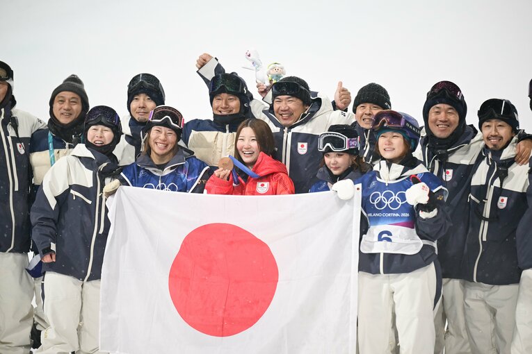 ハーフパイプ日本勢4人とチームで　©Nanae Suzuki/JMPA