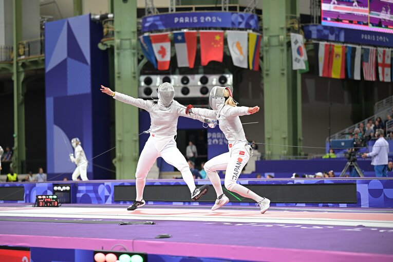 女子サーブル個人3回戦、江村美咲vs.チェ・セビン　©JMPA