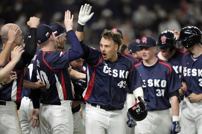 マルティン・ムジークの起死回生3ランにベンチはお祭り騒ぎ。楽しそう　©JIJI PRESS