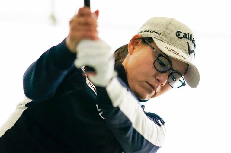 1月、練習場で黙々とボールを打っていた横峯さくら。今シーズンに向けた意気込みを語った ／ photograph by Shizuka Minami