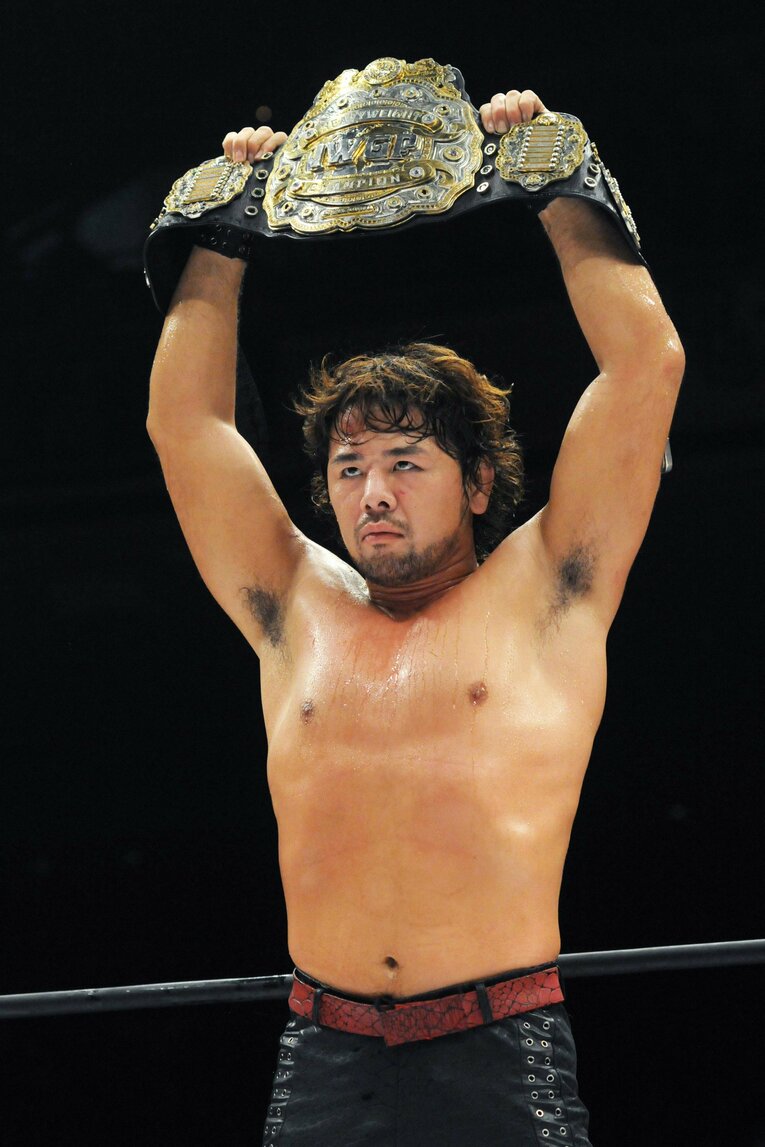 IWGPヘビー級のベルトを掲げる中邑真輔。2009年10月9日、両国国技館　©Essei Hara