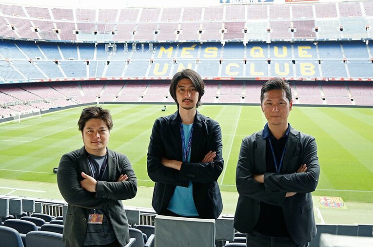 特別にカンプノウで撮影した日建設計のメンバー。左から風間宏樹さん、野村映之さん、伊庭野大輔さん ／ photograph by Daisuke Nakashima