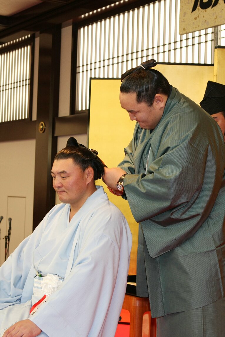 旭天山の断髪式で“まさかのブチュー”（全3枚の2枚目）　©BUNGEISHUNJU