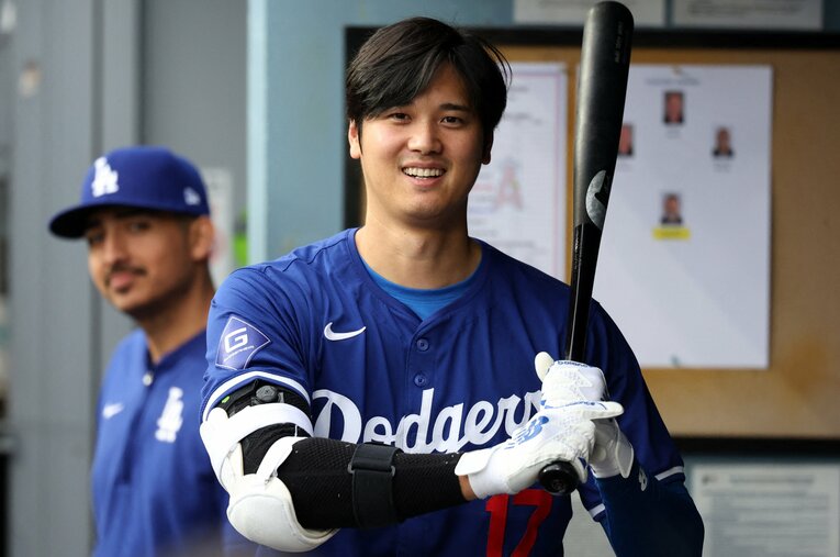 昨季からチャンドラー製のバットを使用する大谷翔平。そのバットは「めちゃめちゃ太い」という ／ photograph by AFLO