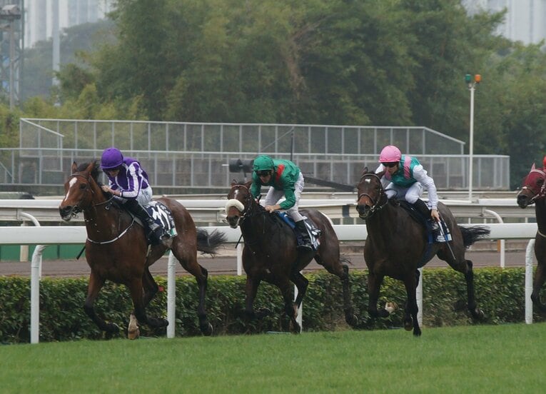 15年の香港ヴァーズ。左が勝ったハイランドリール　©Satoshi Hiramatsu