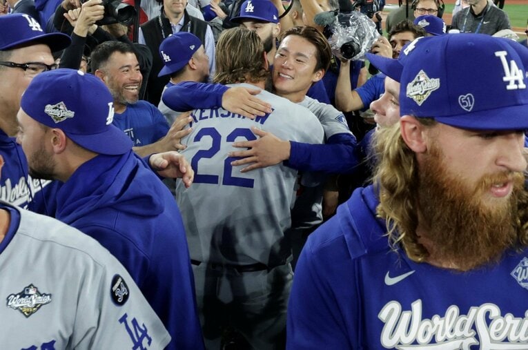 WS制覇後、山本とカーショーはハグをかわしていた　©Getty Images