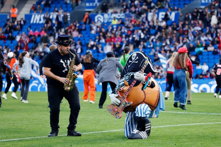 チュルディン、ウキウキでジョイント　©Daisuke Nakashima