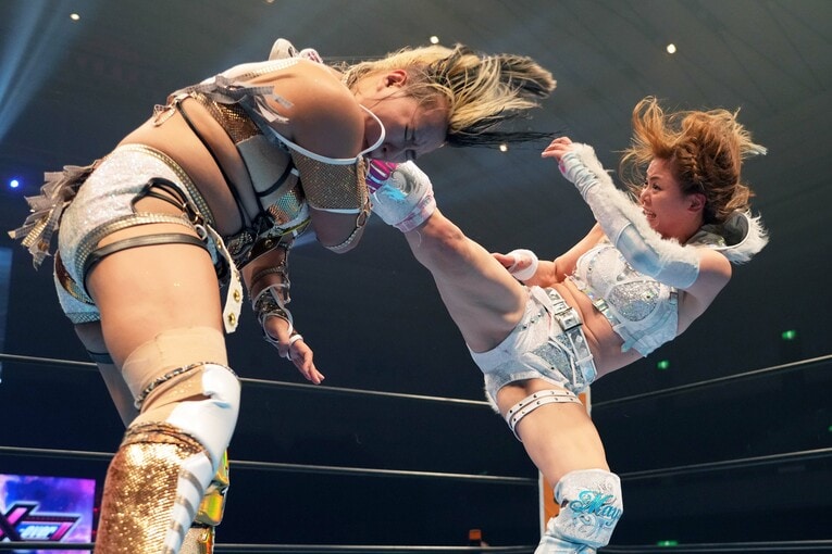 負けじと渡辺桃にハイキックを放つ岩谷麻優　©Essei Hara