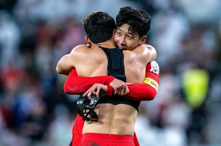 劇的な逆転劇で決勝トーナメント進出を決めた韓国。決勝ゴールを演出したソン・フンミンとファン・ヒチャンの歓喜のハグ ／ photograph by Getty Images