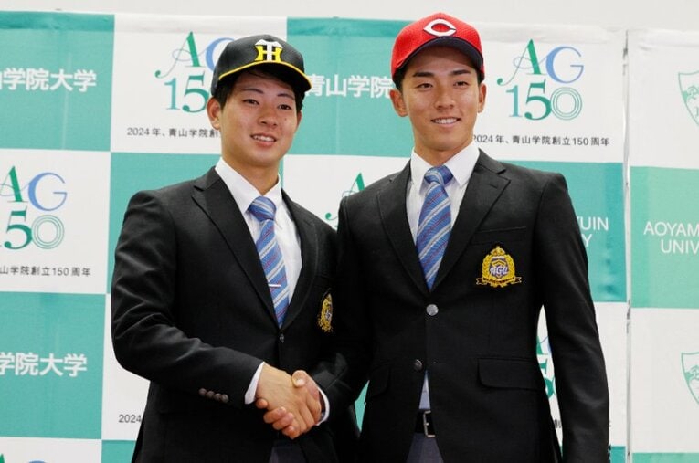 阪神1位の下村海翔と、広島1位の常廣羽也斗。楽天6位の中島大輔を含め、3選手が指名を受けた青山学院大学のドラフト会見に密着した ／ photograph by Shigeki Yamamoto