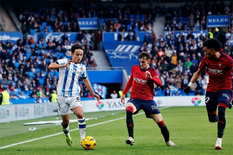 サイド突破を倒されて止められたがファール無しの判定に、ボールを投げつけ怒りを露わにしたシーンも（2枚中の1枚目）　©Daisuke Nakashima