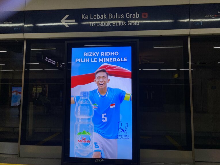 ミネラルウォーターの広告に起用されたDFリズキー・リド　©Kei Totsuka