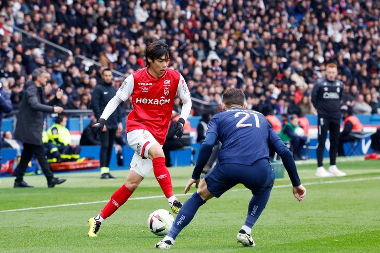 伊東純也は日本代表選外だが「フランス代表DFとの攻防で高い精度」強豪PSG戦、先制ゴール起点のち“深く一礼”…撮影カメラマンは見た(15)