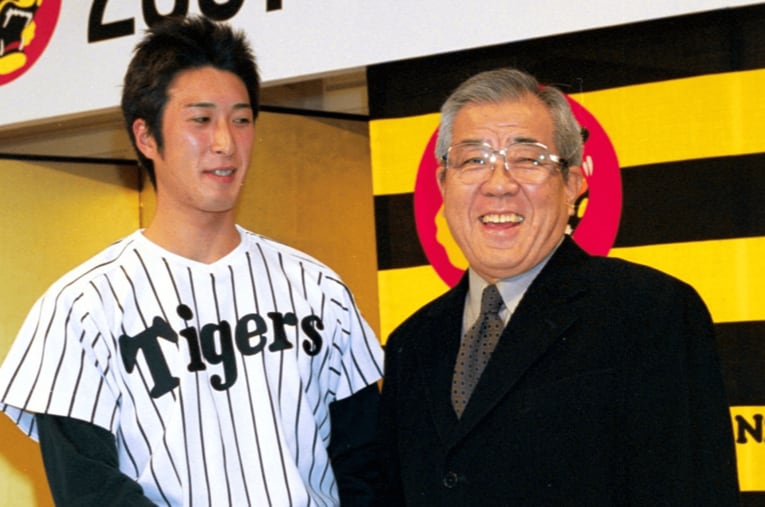 阪神の新入団発表会見にて、野村克也監督と握手する藤田太陽（2000年） ／ photograph by Sankei Shimbun