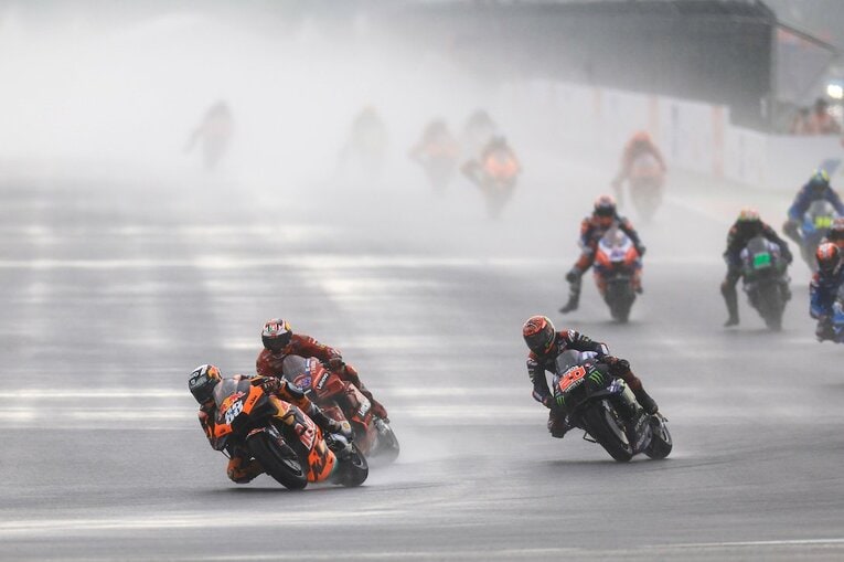 トップをゆくオリベイラ。後方のライダーには水しぶきによる視界の悪さが立ちはだかり、その差は開く一方だった