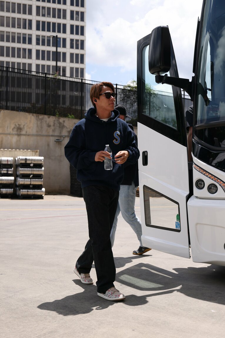 ブレーブス戦を前に球場に到着した山本　©Getty Images