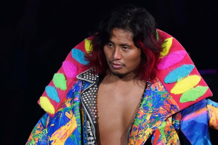 高橋ヒロムのカラフルなコスチューム