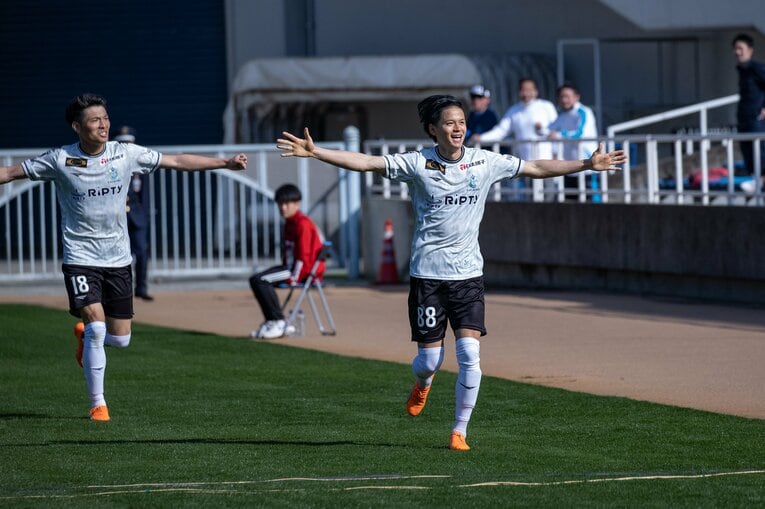 小野瀬康介は第5節アビスパ福岡戦で「ニア上」を抜く今季2点目を決めた　©SHONAN BELLMARE