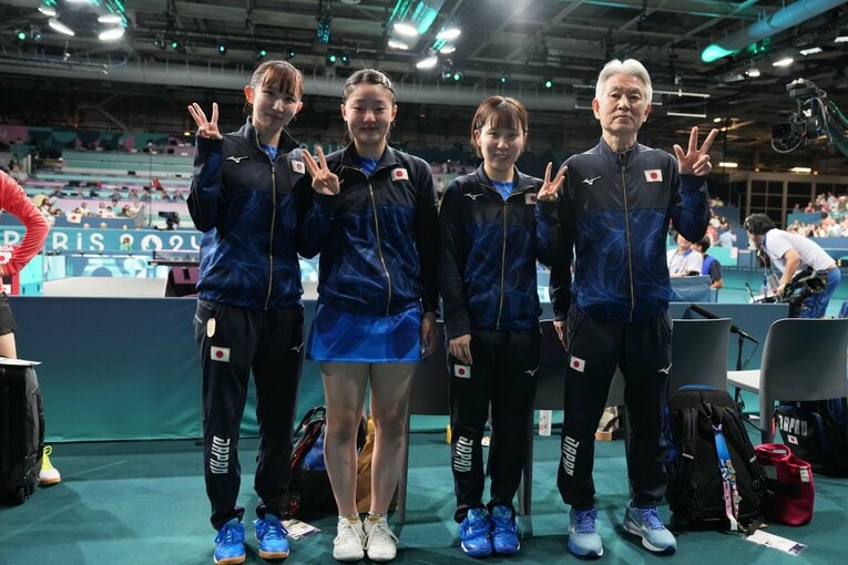 女子卓球団体準決勝を突破した日本チーム　©Kaoru Watanabe/JMPA
