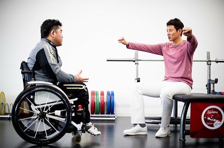 パラ・パワーリフティングの日本代表選手・大堂秀樹のトレーニングルームにて。 ／ photograph by Yuki Suenaga