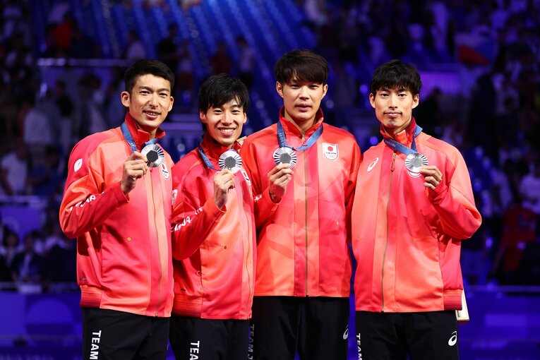 銀メダルを獲得した男子エペ団体の日本代表。加納虹輝は個人戦の金に続くメダル獲得となった　©Ryosuke Menju/JMPA