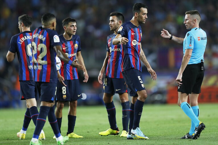 “財政難なのに大補強”バルサを激写　誹謗中傷されたデヨンクへの拍手、33歳レバンドフスキが作る深みとは〈次戦は久保建英ソシエダ〉(27)