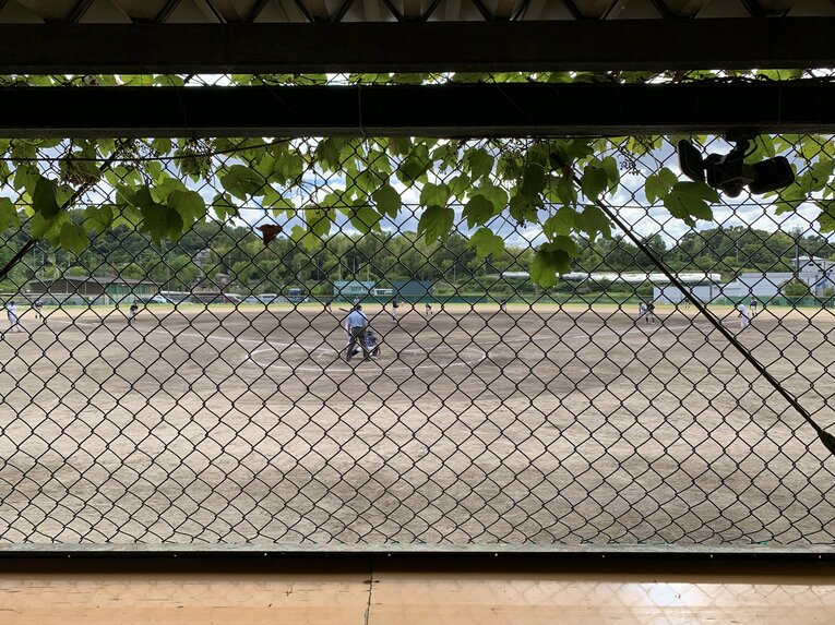 練習試合に臨む上宮ナイン。観覧席のツタにはとある由来が……（後編を参照ください）　©Katsuharu Uchida