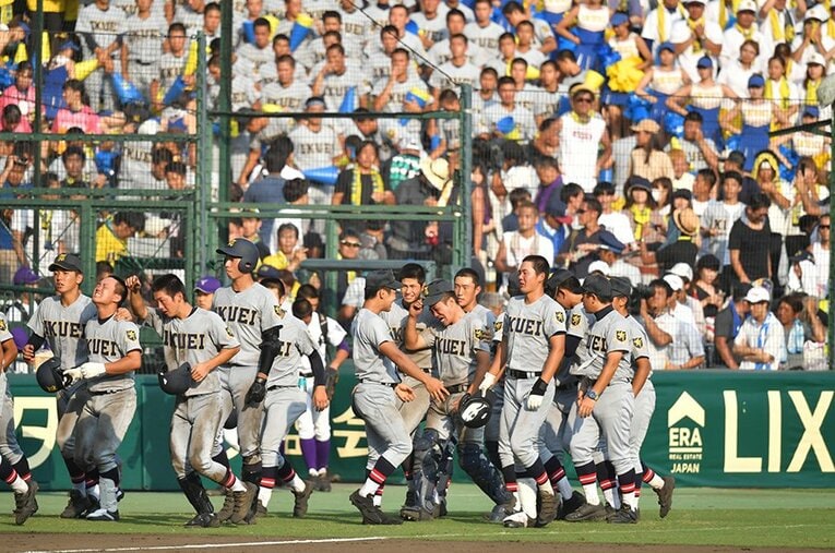 2018年に仙台育英の指揮官に就任した須江監督は、八戸学院大を卒業後に2006年から系列の秀光中を率いて全国制覇を経験している。 ／ photograph by Hideki Sugiyama