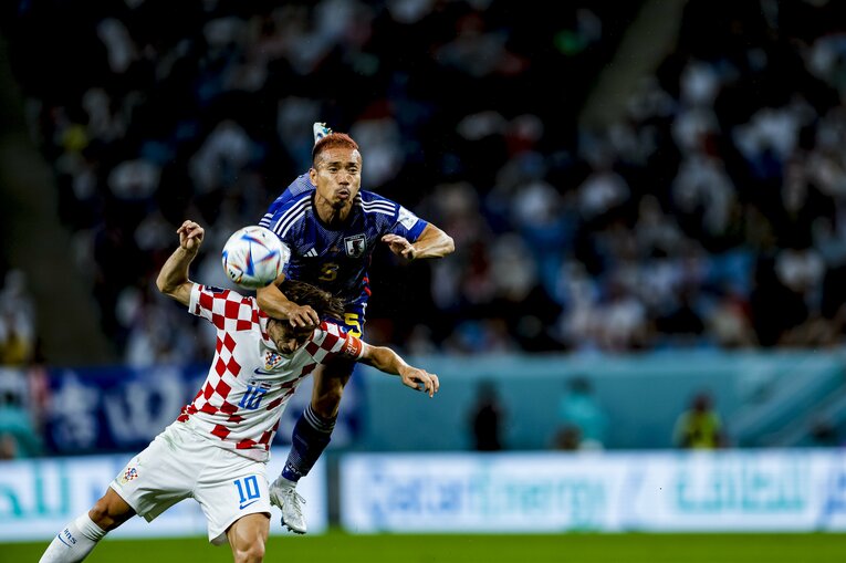 カタールW杯のクロアチア戦、モドリッチとの激しい接触プレー　©Kiichi Matsumoto/JMPA