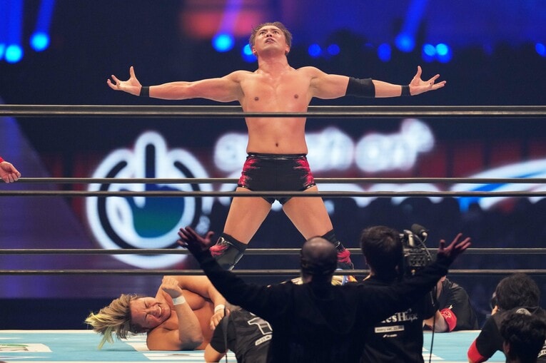 ついに試合の終わりがやってきた。レインメーカー・ポーズを決めるオカダ・カズチカ　©Essei Hara