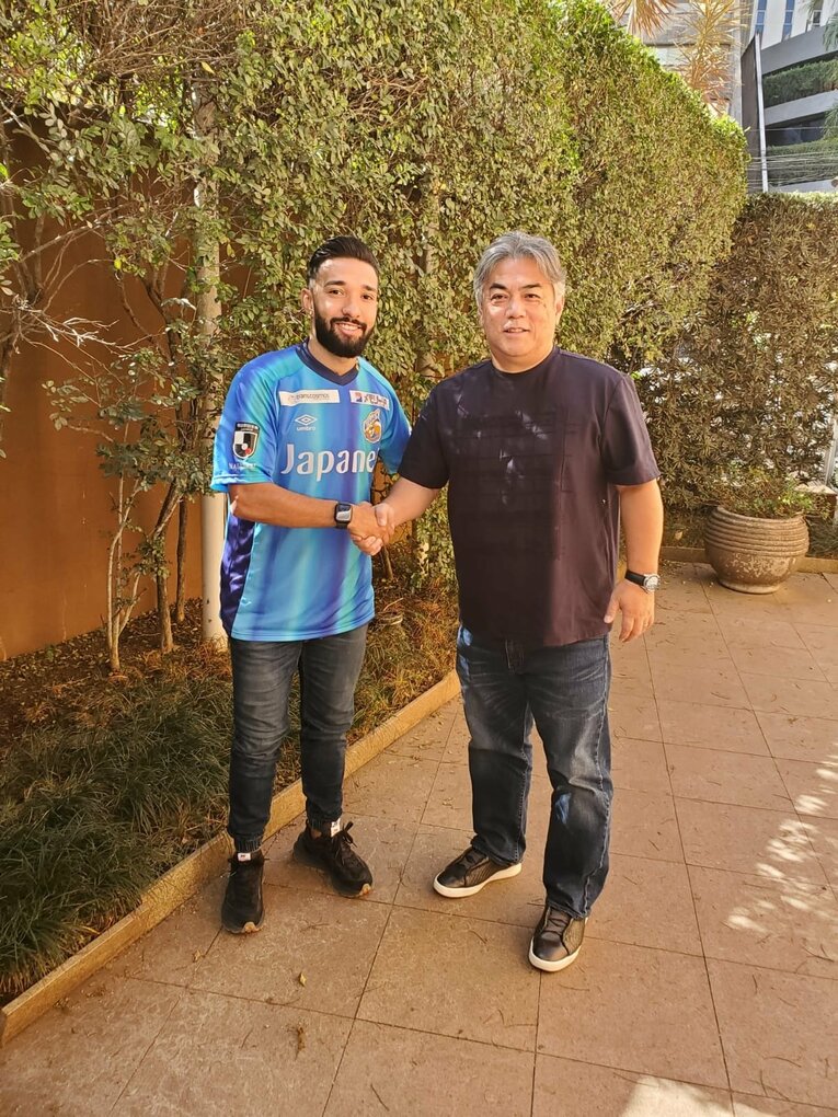 代理人の橋本幸一氏。Vファーレン長崎に加入したクライソン・ビエイラと　※本人提供