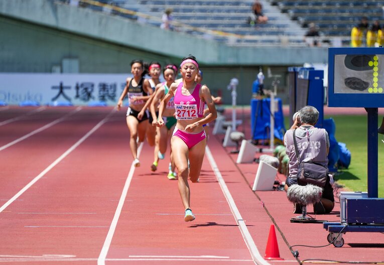 この大会3本目のレースとなった800mでは圧勝も、さすがに疲労の色も見えた　©Satoshi Wada　