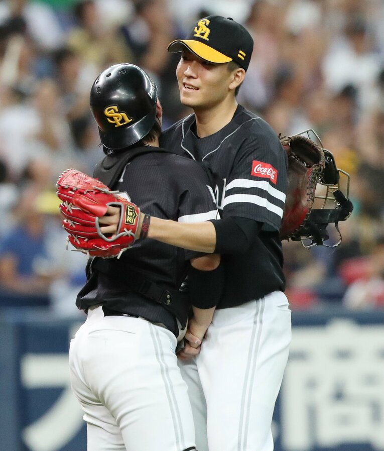 甲斐拓也と千賀滉大の仲良しカット　©JIJI PRESS