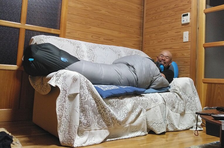 コロナでの登山自粛を受けて、山形県の空き家で「三百名山全山人力踏破」を一時休止中の田中陽希。 ／ photograph by Yoki Tanaka