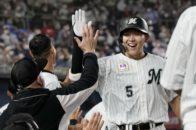 今季は開幕一軍を逃すスタートになったが、徐々に手応えを掴み始めているというロッテ安田尚憲 ／ photograph by KYODO