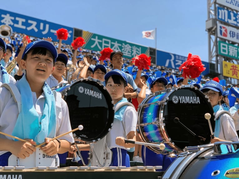 「近江ブルー」で統一する吹奏楽部（2019年撮影）