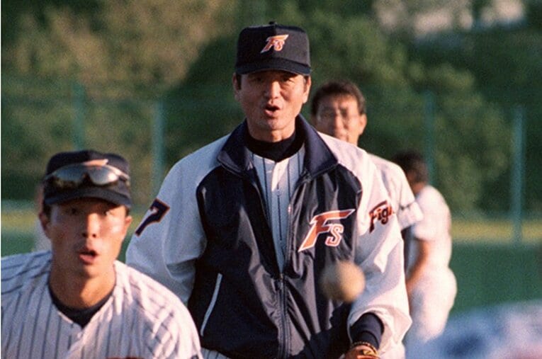 監督就任後、初の秋季キャンプで選手たちを見守る大島康徳監督（1999年11月5日） ／ photograph by KYODO