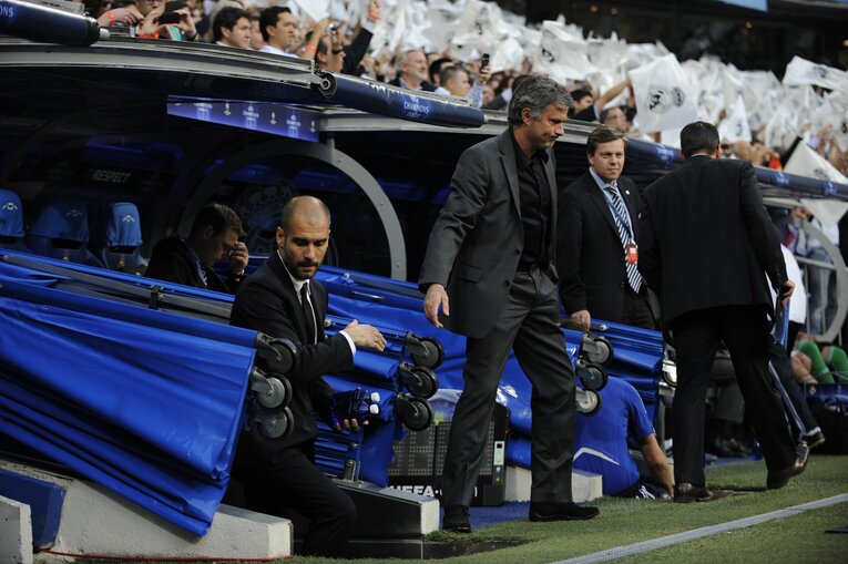 ペップ監督と“目を合わさず握手”（全3枚中の3枚目）　©Takuya Sugiyama