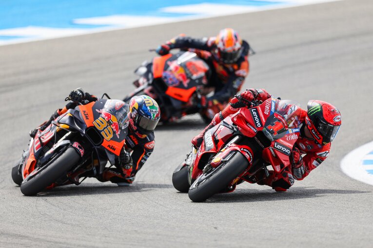 スペインGPでバニャイアを追うビンダーとミラー。ペドロサが開発に関わったマシンで、KTMワークスは二人とも表彰台に立った　©Satoshi Endo