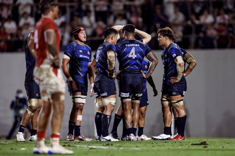 サインを確認するFW陣　©︎Kiichi Matsumoto