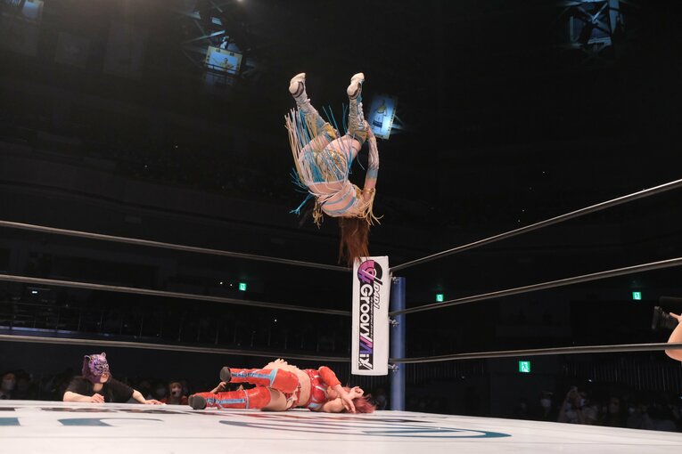 ファイヤーバード・スプラッシュをかわす梅咲。上谷は「受けきってほしかった」