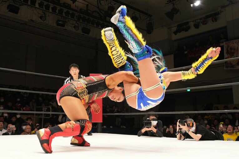 ウナギ・サヤカを投げ捨てる里村明衣子　©Essei Hara