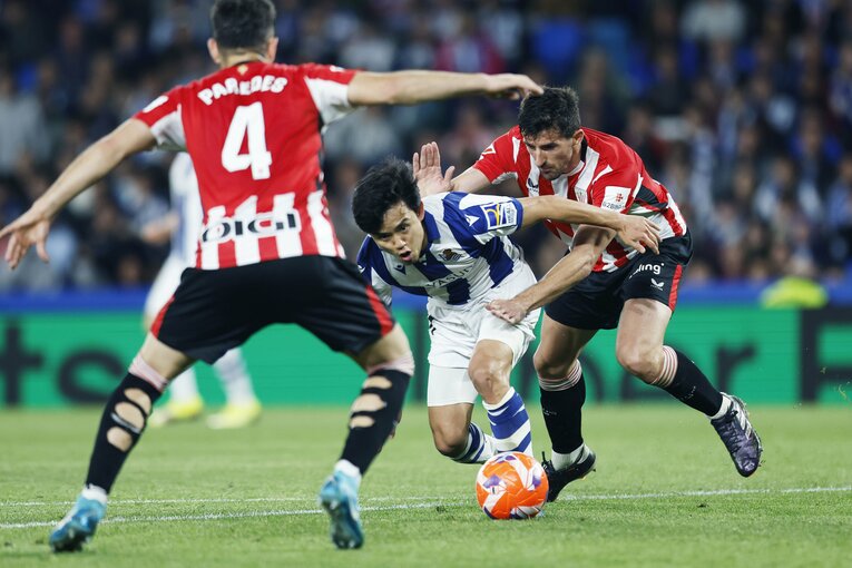 「それファウルだから」PKの笛は鳴らず…“久保建英が倒された写真”がダービー翌日、現地紙一面に「クボ対策は反則かスレスレしかない」雄弁な証拠(13)