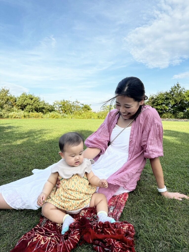 今年2月に出産した長女と　©本人提供