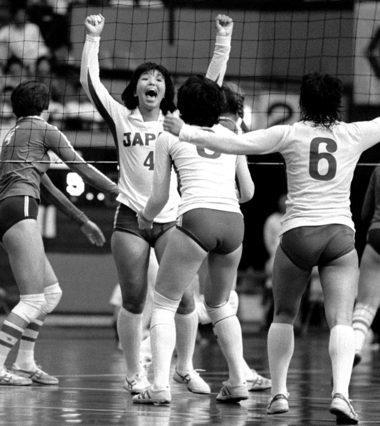 1980年5月25日、日本がモスクワ五輪不参加を決めた翌日に行われた日ソ対抗バレー第1戦。不参加決定にもめげず日本はソ連を破った　©KYODO