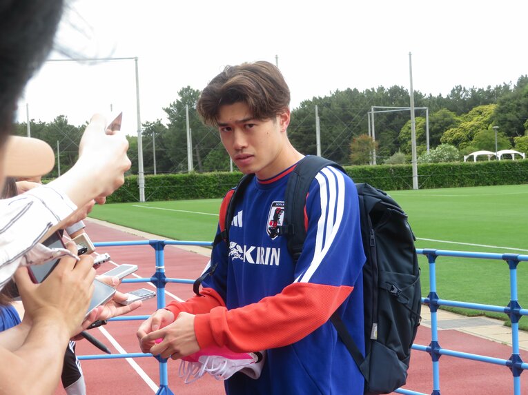 日本代表合宿初日、囲み取材に応じる鈴木唯人（写真は右に続きます）　©NumberWeb