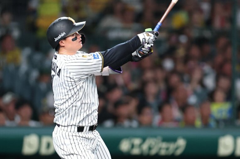 9月5日、甲子園で今季32号ソロを放った阪神の森下翔太。三冠王を視界にとらえた同僚・佐藤輝明をピッタリと追走している ／ photograph by JIJI PRESS