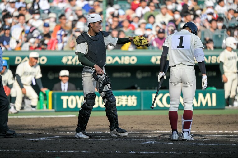 大阪桐蔭戦での盗塁阻止　©Nanae Suzuki