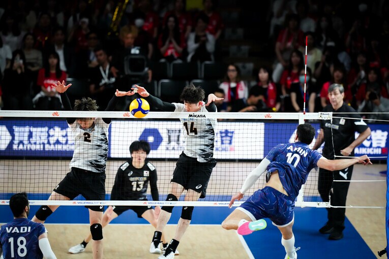 石川祐希、小野寺太志のブロック（VNLイラン戦）　©︎Volleyball Wrold